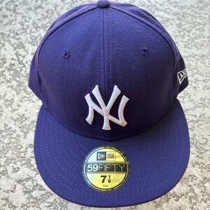 * SOLD * Brand new never worn dead stock. New era fitted hat. New York Yankees.